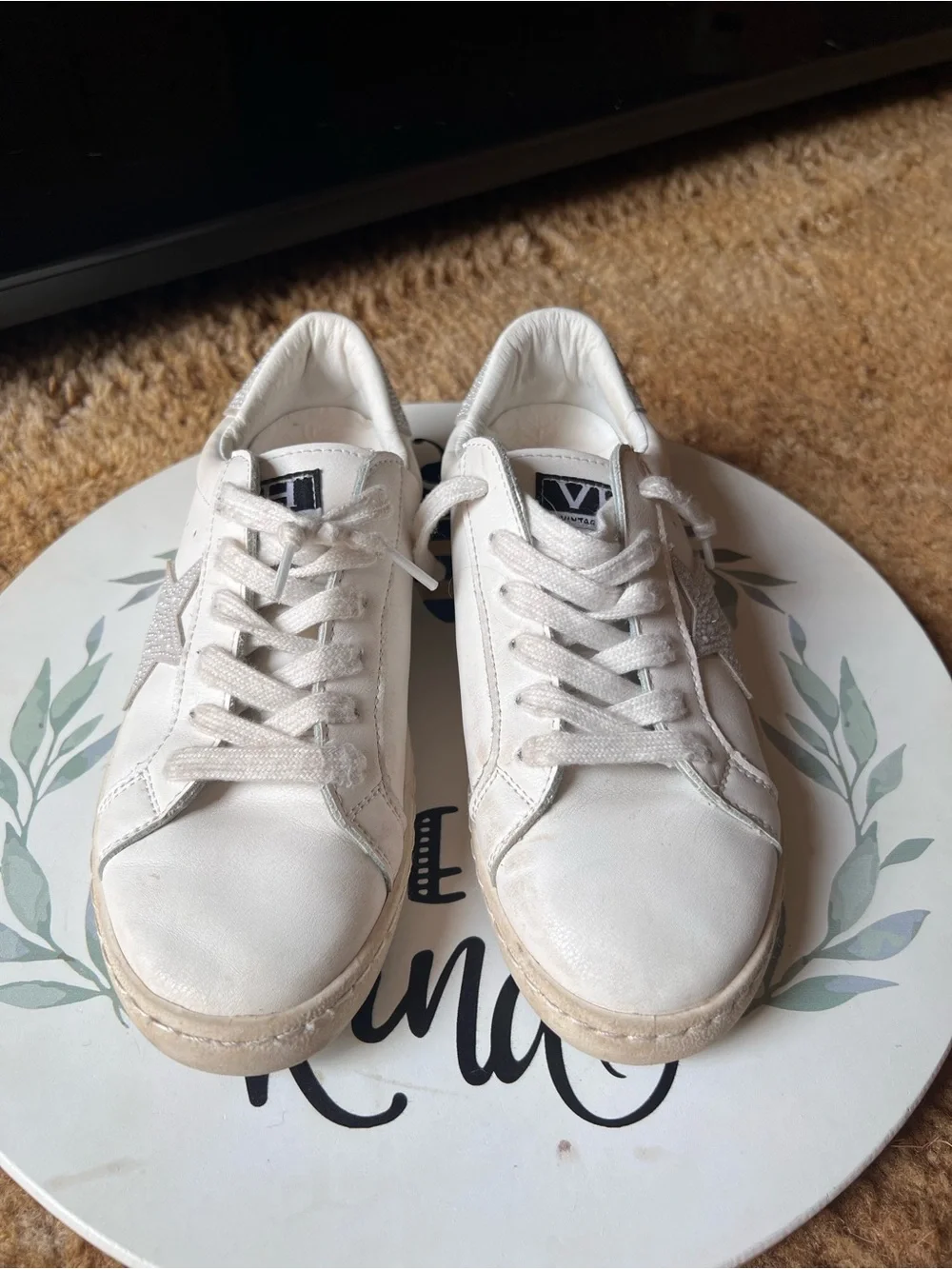 Woman’s VINTAGE HAVANA Carla Sneaker white Pearl Star size 7.